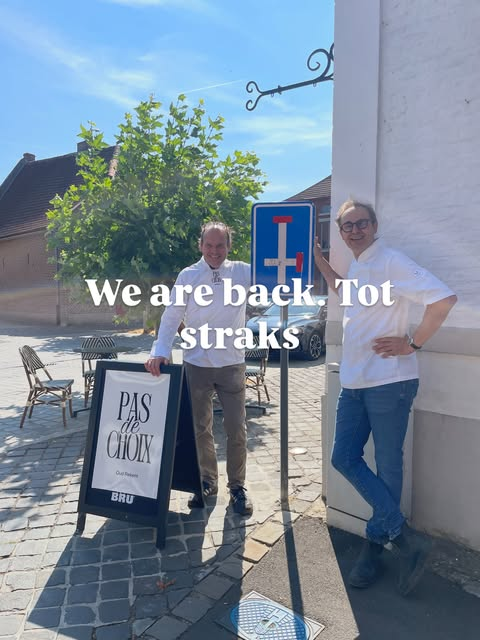 Hans en Guido voor Pas de Choix met het straatnaambord — We are back, tot straks