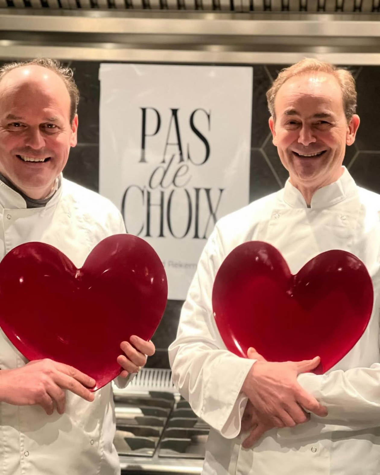 Hans en Guido in de keuken met rode hartjesborden voor Pas de Choix