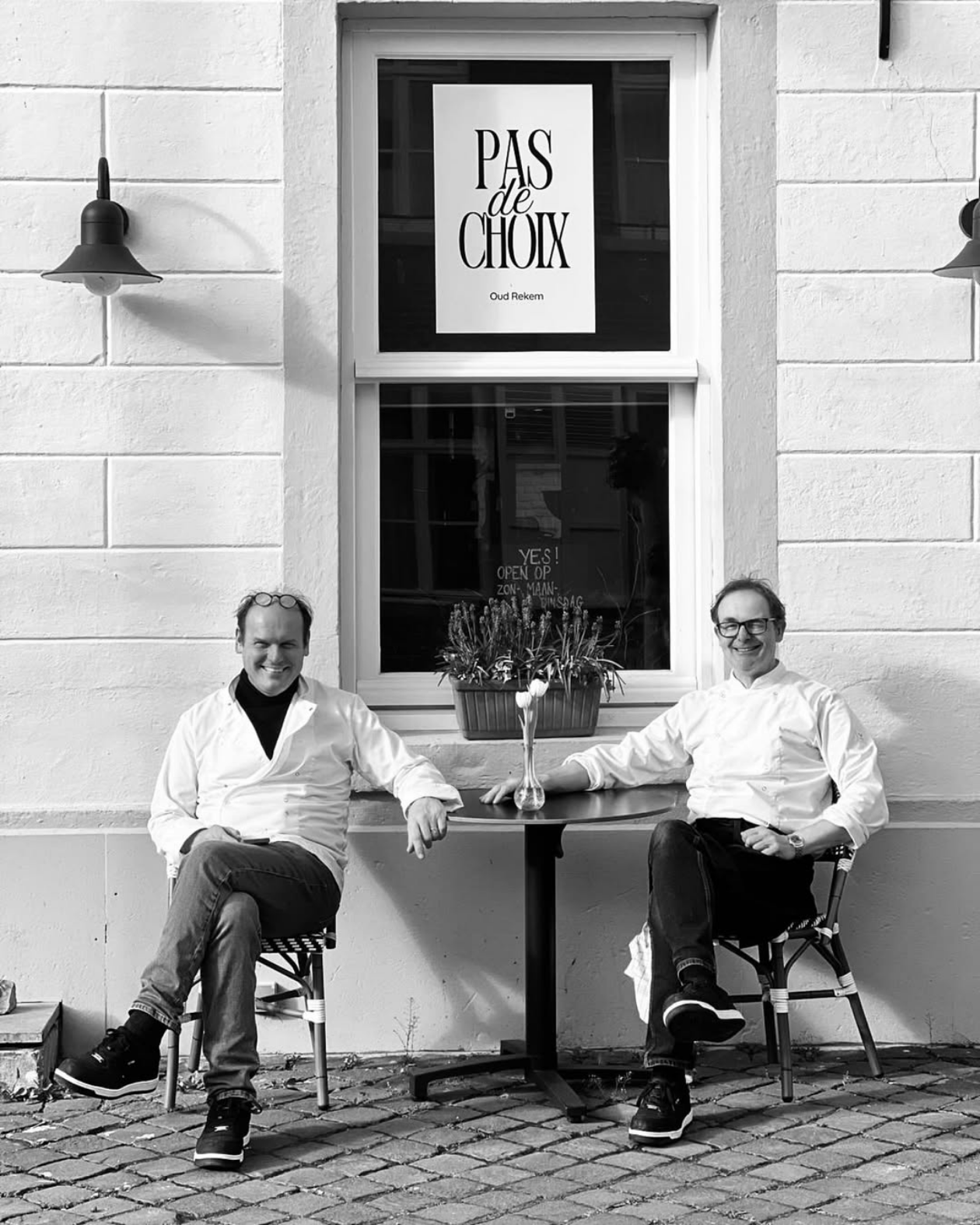 Hans en Guido aan het terras voor de gevel van Pas de Choix in de Herenstraat