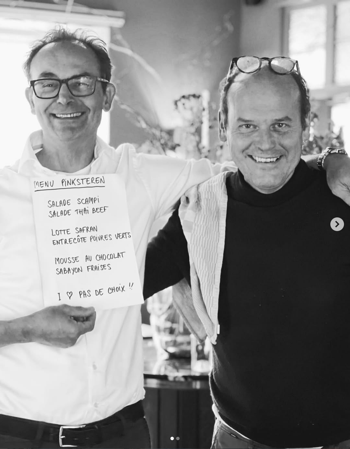 Hans en Guido presenteren het handgeschreven menu voor Pinksteren