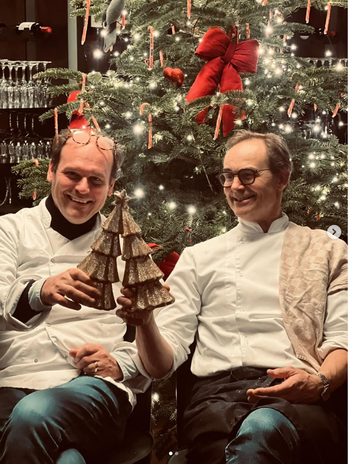 Hans en Guido met kerstboompjes voor de kerstversiering in Pas de Choix
