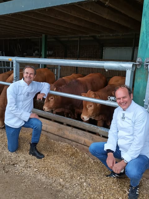 Hans en Guido bij de veehouder waar hun vlees vandaan komt