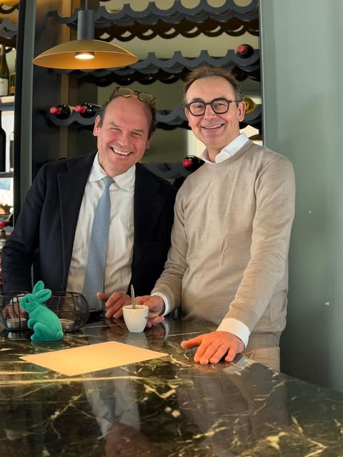 Hans en Guido als gastheren aan de bar van Pas de Choix